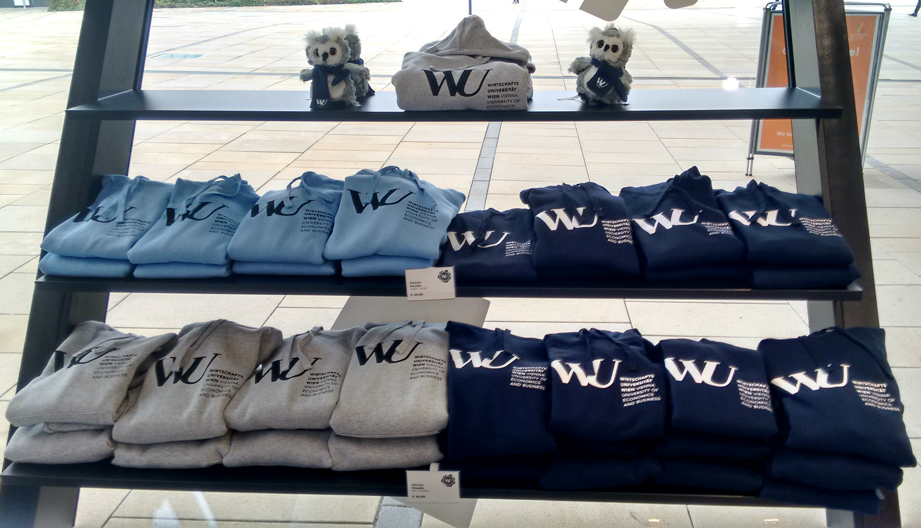 Hoodies im WU Shop am Campus der Wirtschaftsuniversität Wien. 